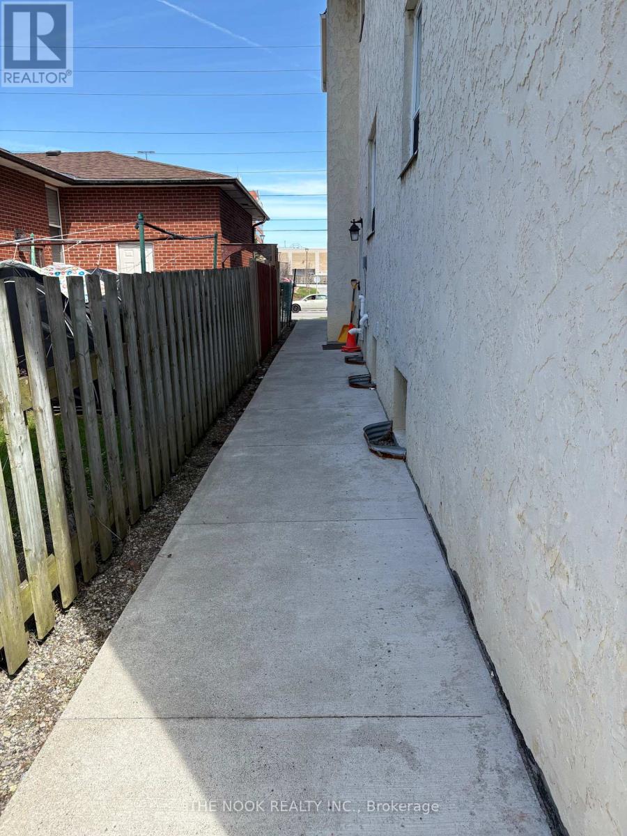 6 - 174 Stevenson Street S, Oshawa, Ontario  L1J 5M2 - Photo 2 - E13049002