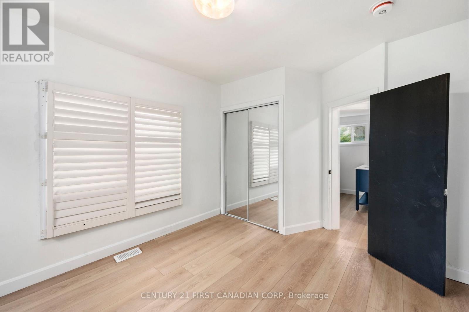 1326 Commissioners Road W, London South, Ontario  N6K 1E1 - Photo 18 - X13022976