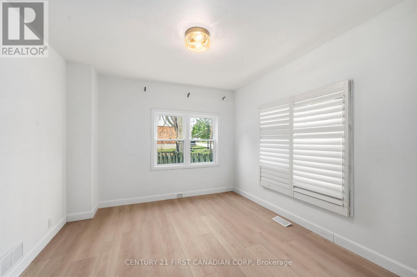 1326 Commissioners Road W, London South, Ontario  N6K 1E1 - Photo 17 - X13022976