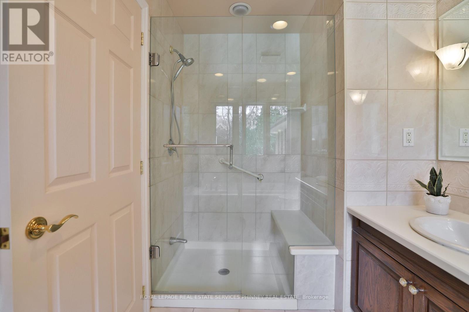 1066 Stockwell Avenue, Mississauga, Ontario  L5H 1B4 - Photo 17 - W13049170