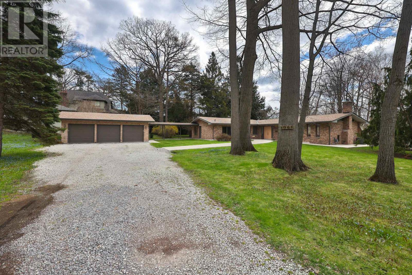 1066 Stockwell Avenue, Mississauga, Ontario  L5H 1B4 - Photo 2 - W13049170