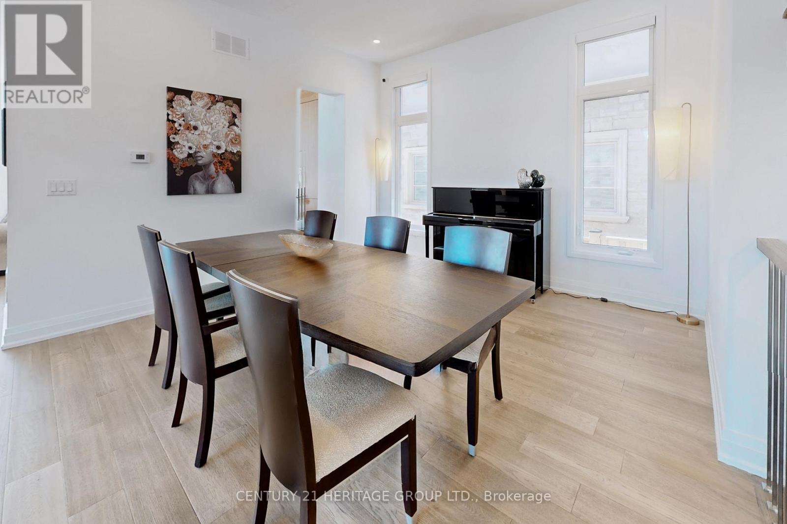 251 Oxford Street, Richmond Hill, Ontario  L4C 7V7 - Photo 8 - N12875444