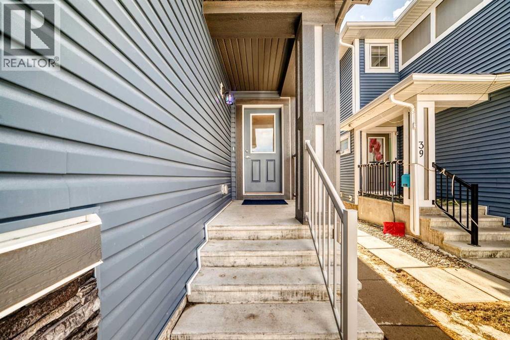 35 Lucas Terrace NW, Calgary, Alberta  T3P 1P9 - Photo 2 - A2301516