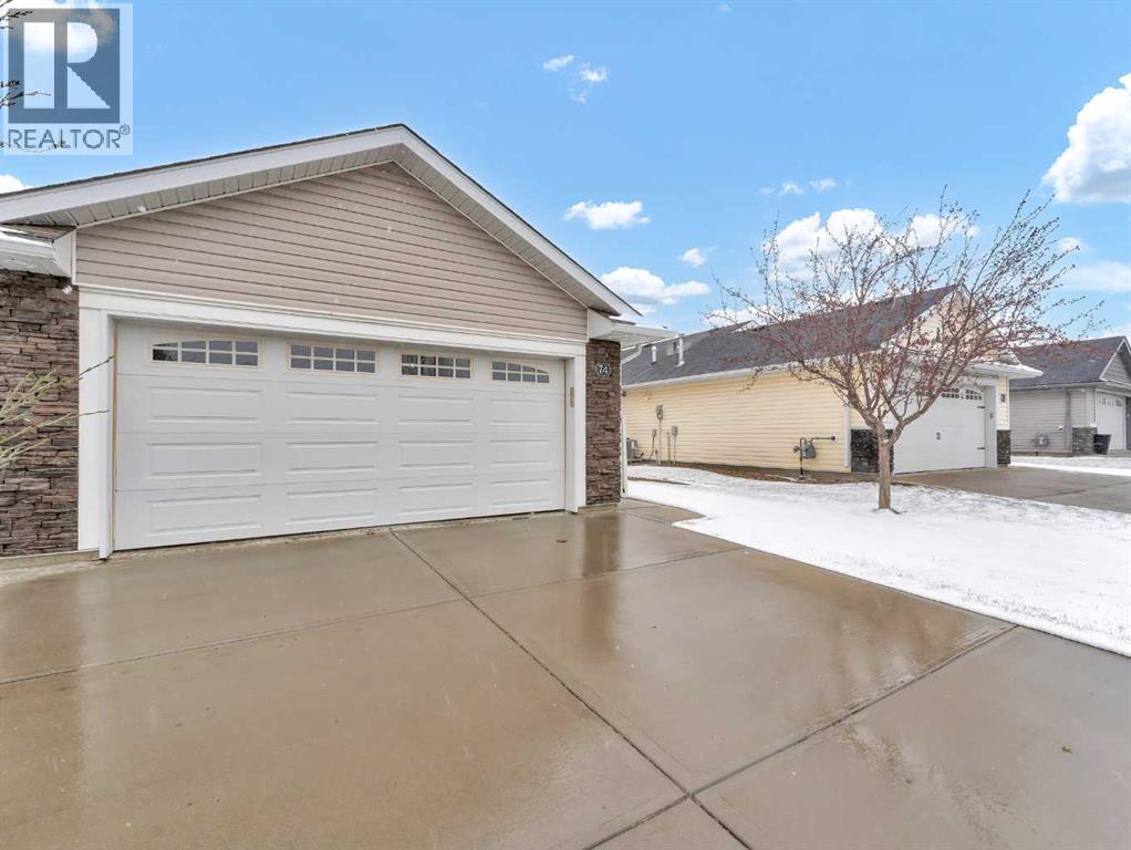 74 Chartwell Place Se, Medicine Hat, Alberta  T1B 0E4 - Photo 2 - A2305576