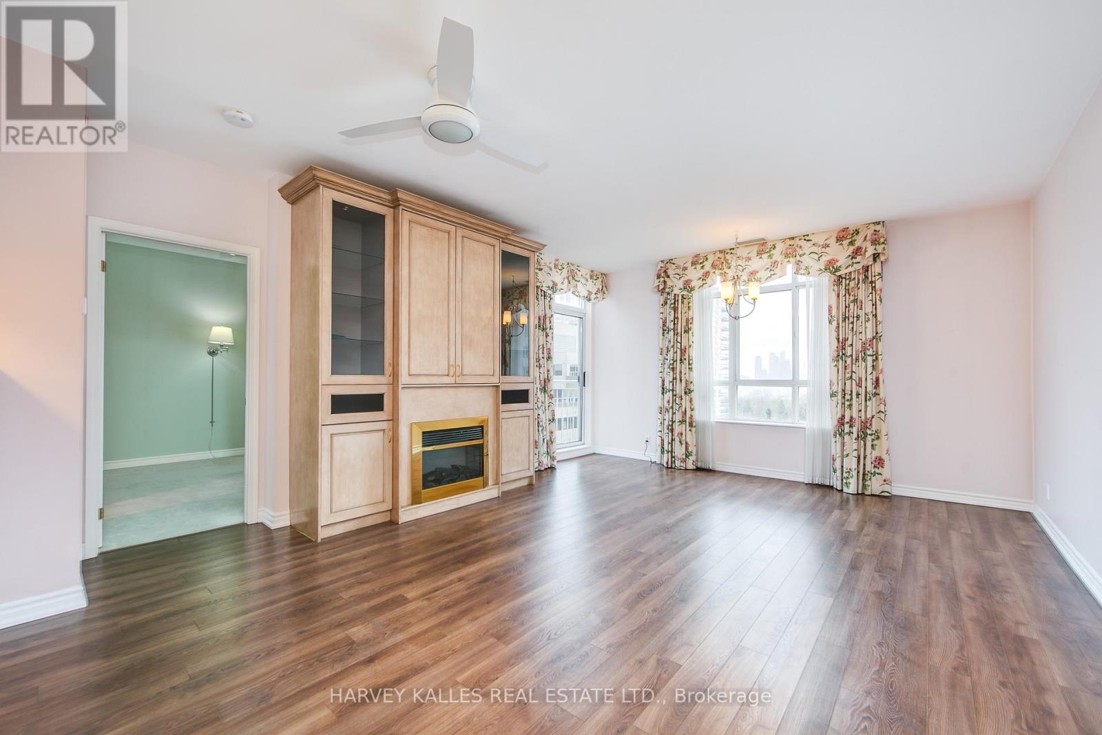 903 - 1 Deer Park Crescent, Toronto, Ontario  M4V 3C4 - Photo 3 - C13048940