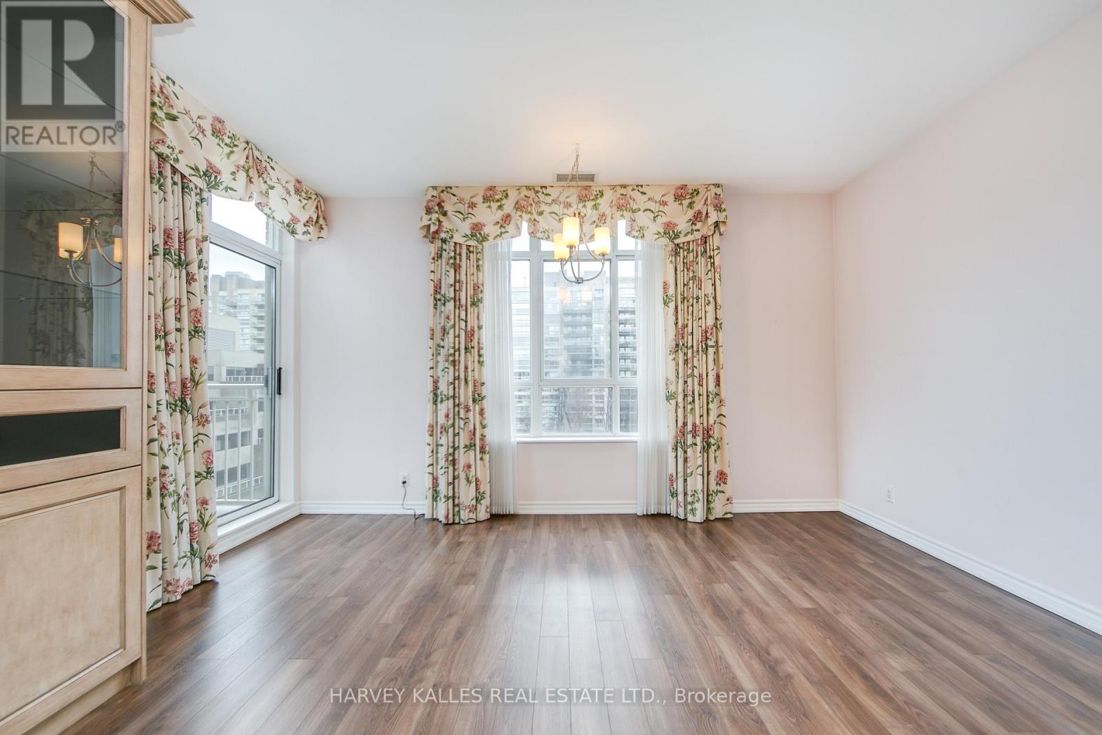 903 - 1 Deer Park Crescent, Toronto, Ontario  M4V 3C4 - Photo 9 - C13048940