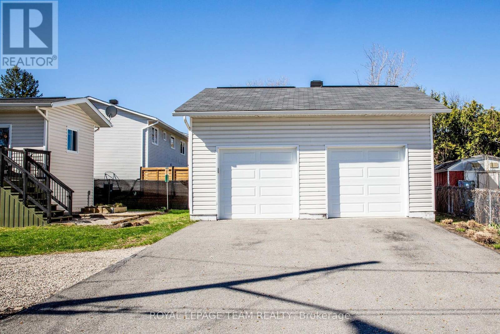 238 Park Avenue, Carleton Place, Ontario  K7C 2G6 - Photo 2 - X12943398