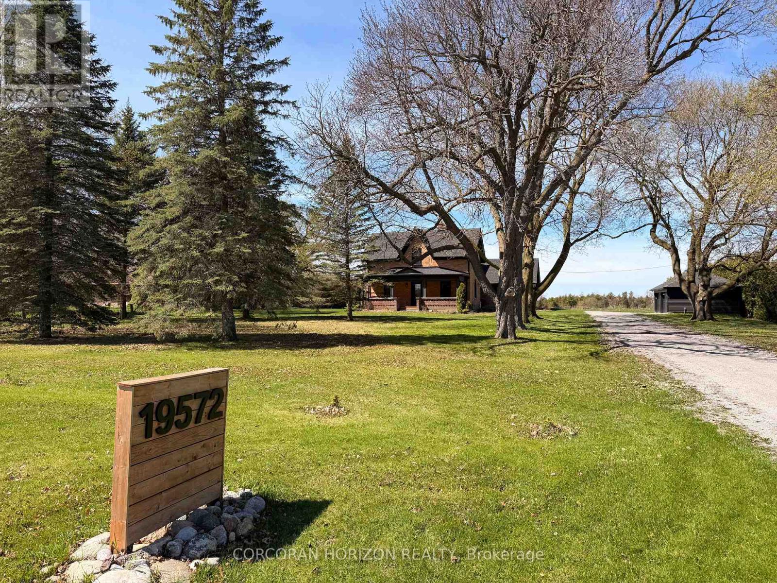 19572 Centre Street, East Gwillimbury, Ontario  L0G 1M0 - Photo 1 - N13049390