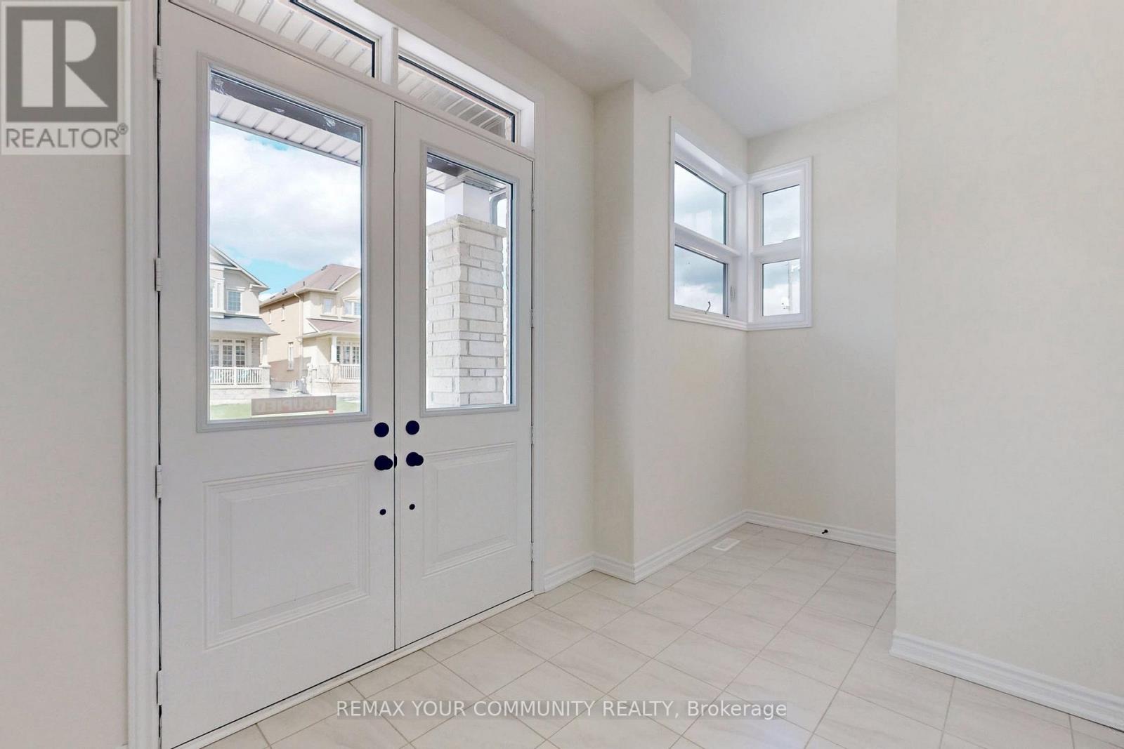 105 Halldorson Avenue, Aurora, Ontario  L4G 7B6 - Photo 3 - N13049430