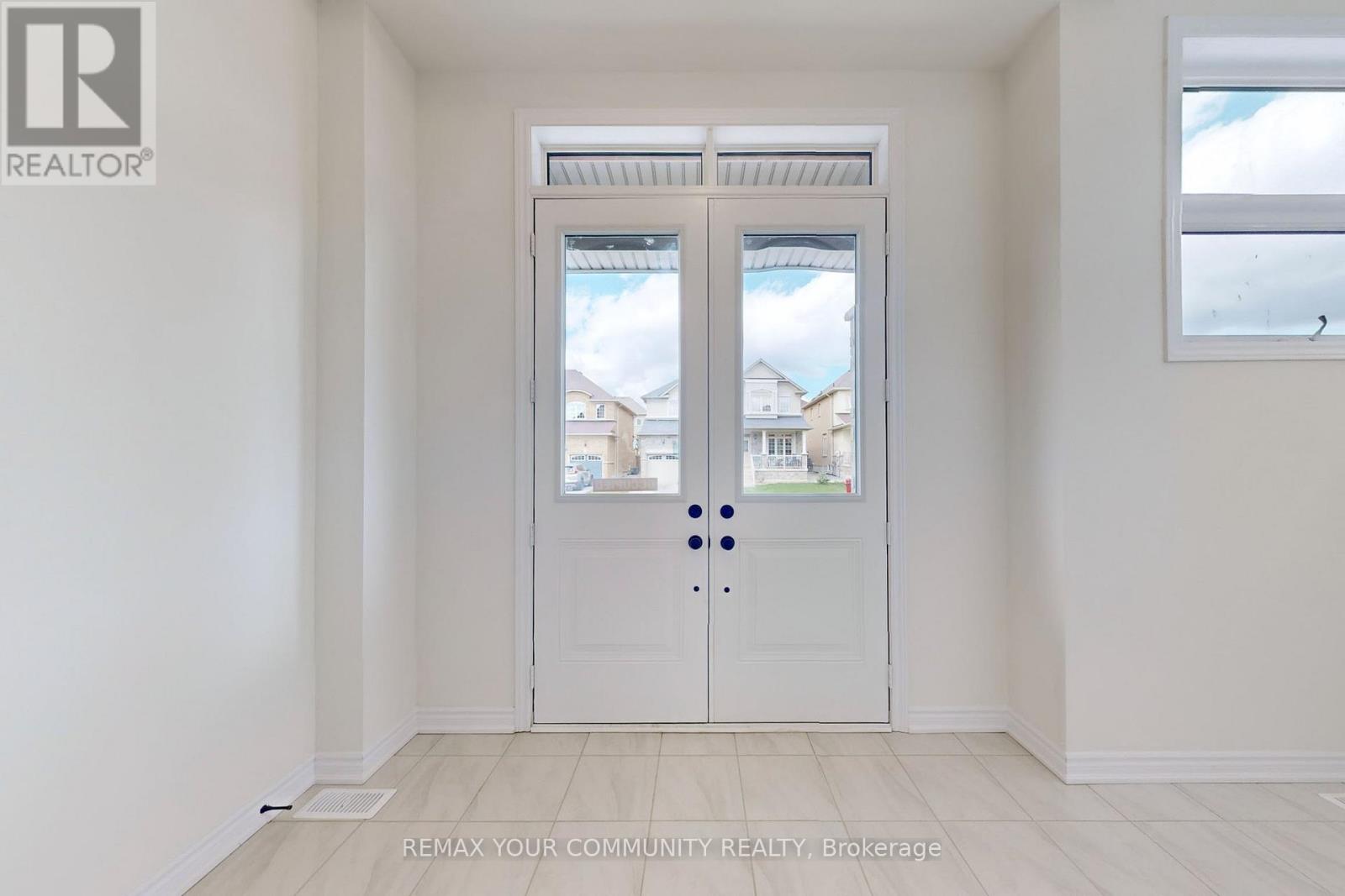 105 Halldorson Avenue, Aurora, Ontario  L4G 7B6 - Photo 4 - N13049430