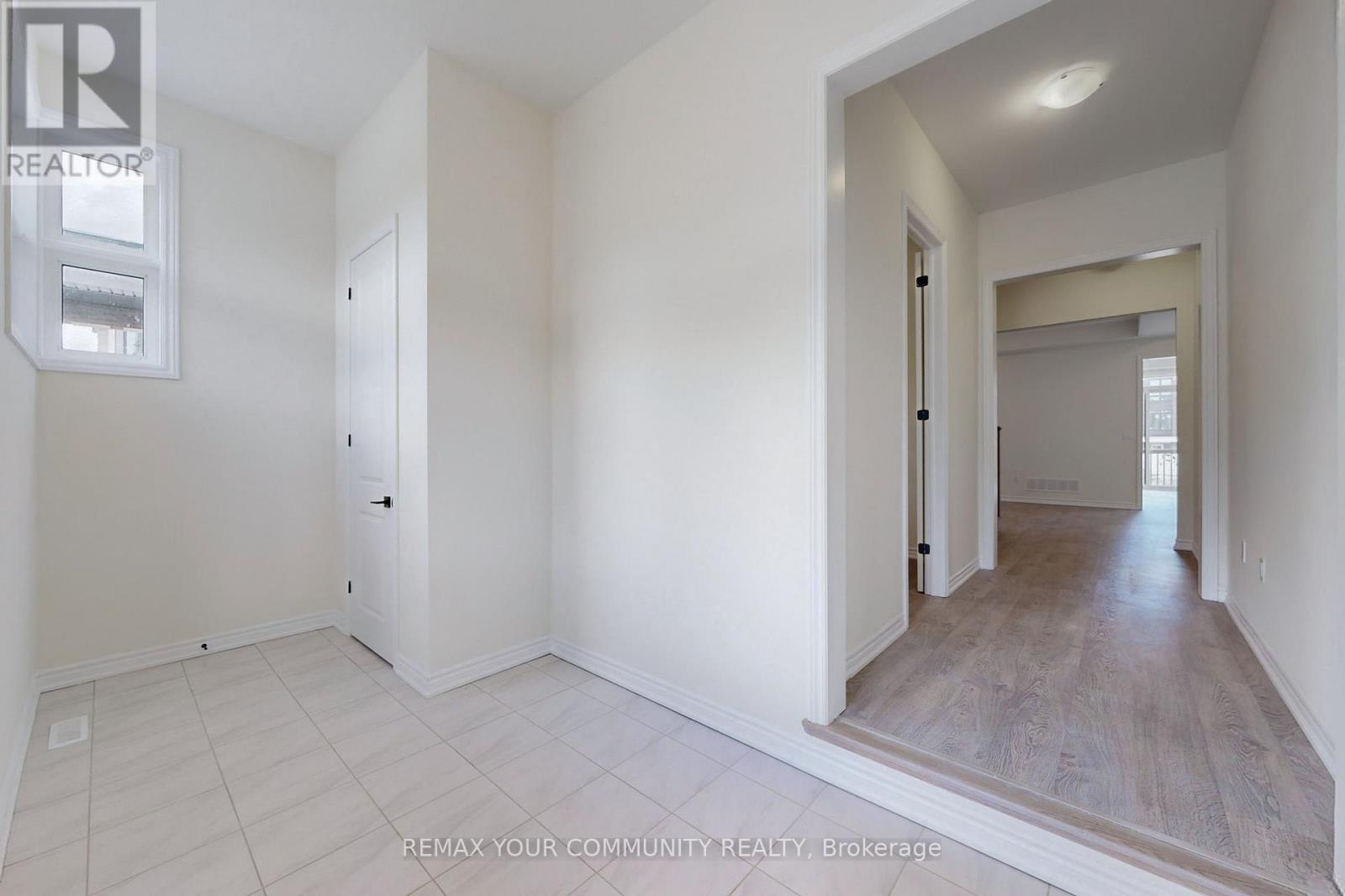 105 Halldorson Avenue, Aurora, Ontario  L4G 7B6 - Photo 5 - N13049430