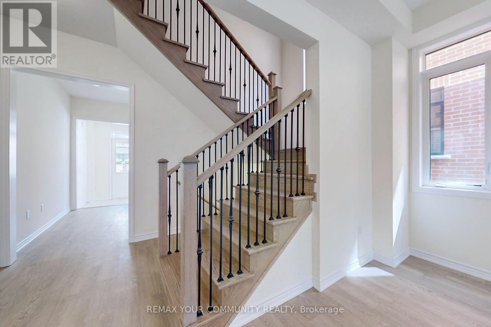 105 Halldorson Avenue, Aurora, Ontario  L4G 7B6 - Photo 6 - N13049430