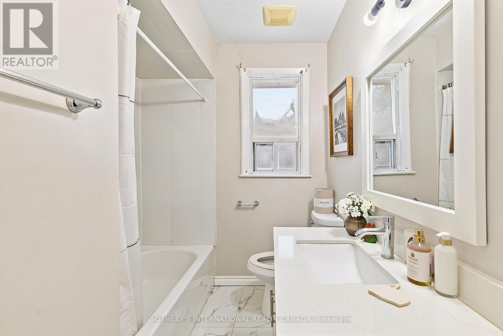 Upper - 957 Beechwood Avenue, Mississauga, Ontario  L5G 4E3 - Photo 10 - W12809494