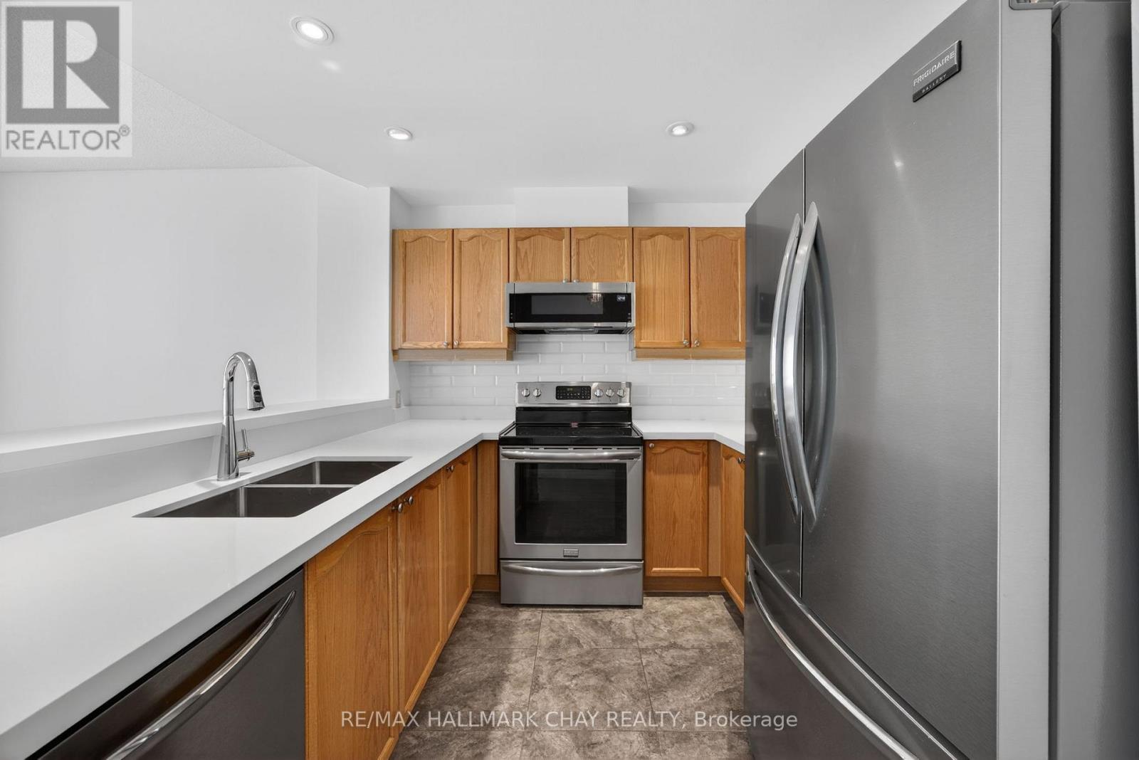 1205 - 2 Toronto Street, Barrie (City Centre), Ontario  L4N 9R2 - Photo 6 - S13049244