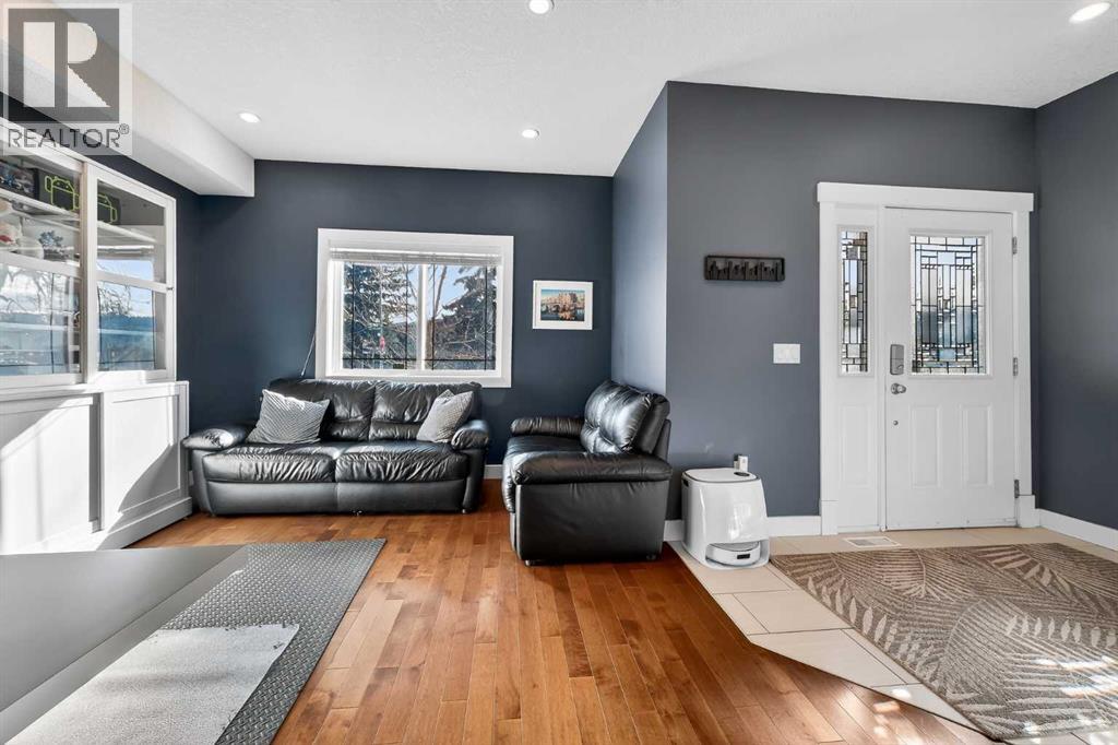 7104 36 Avenue NW, Calgary, Alberta  T3B 1T8 - Photo 3 - A2292184