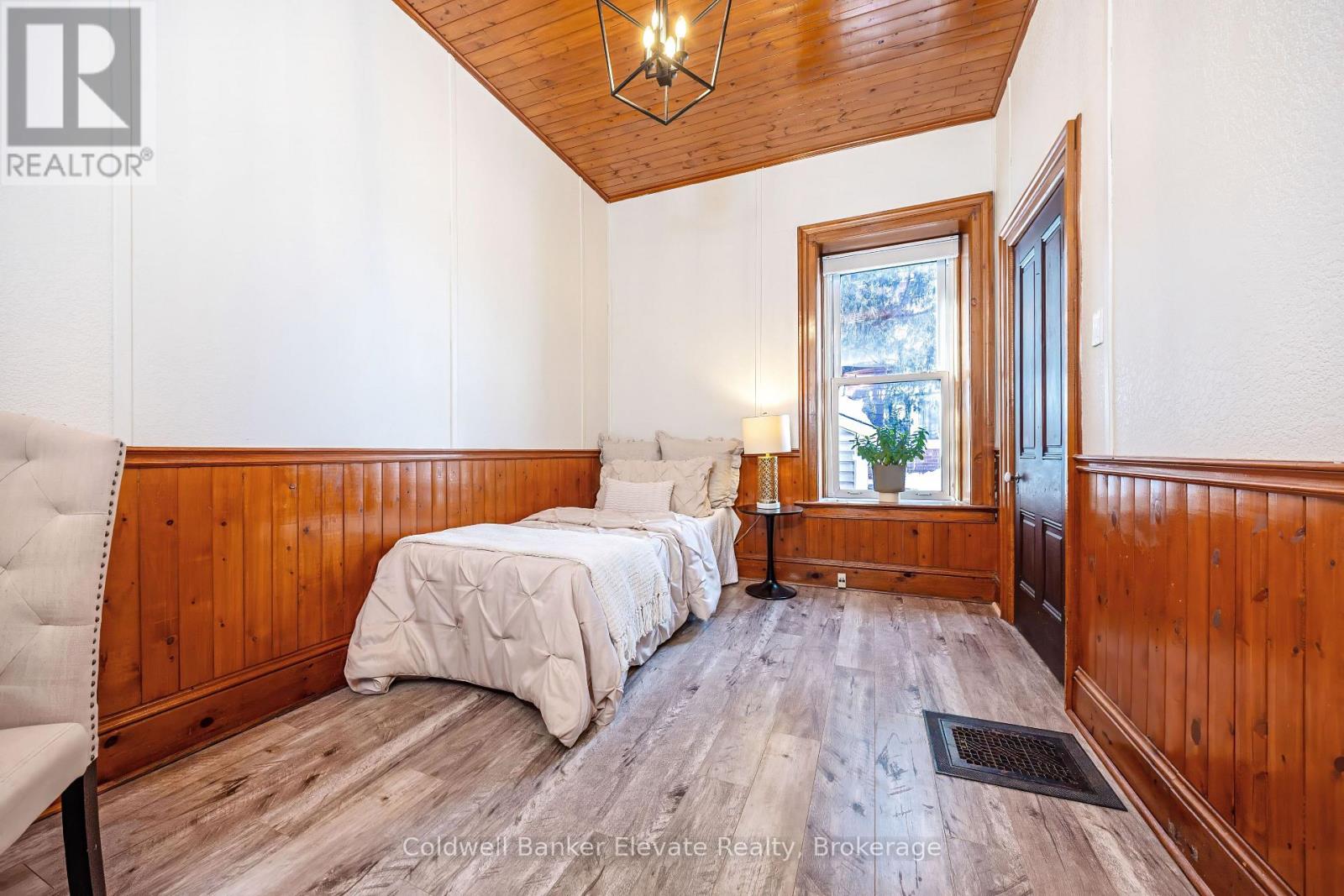 6 Queen Street, Halton Hills, Ontario  L7G 2E4 - Photo 11 - W13049338