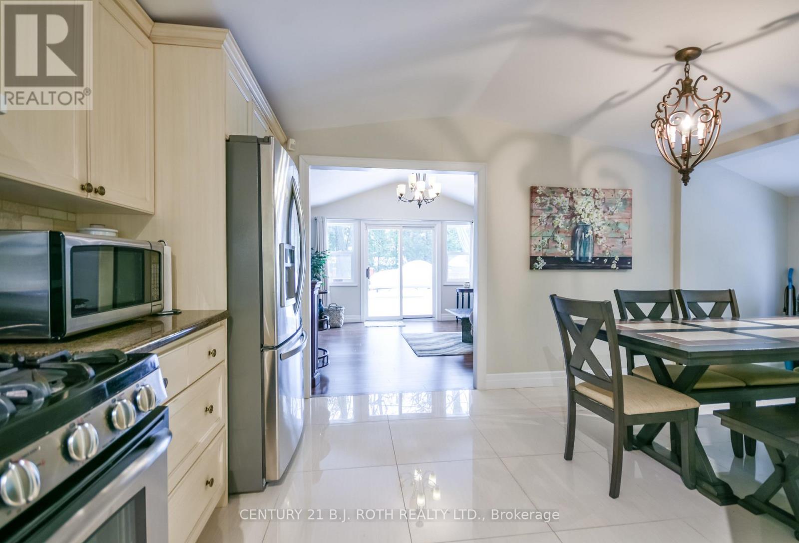 991 Shore Lane, Wasaga Beach, Ontario  L9Z 2B4 - Photo 33 - S12914596