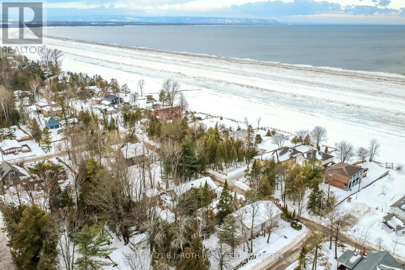 991 Shore Lane, Wasaga Beach, Ontario  L9Z 2B4 - Photo 4 - S12914596