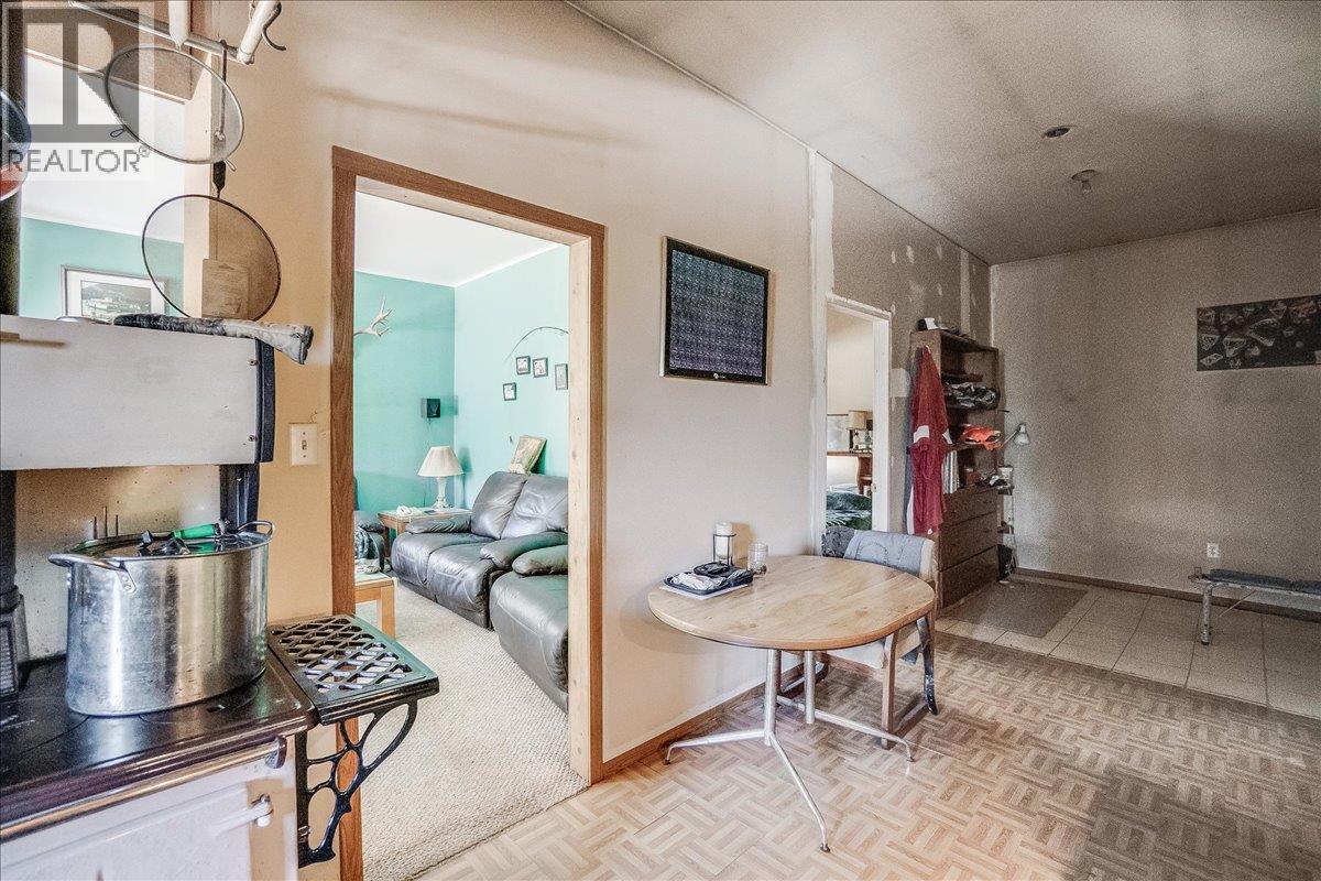 7465 Broadwater Road, Castlegar, British Columbia  V1N 4V8 - Photo 35 - 10384692