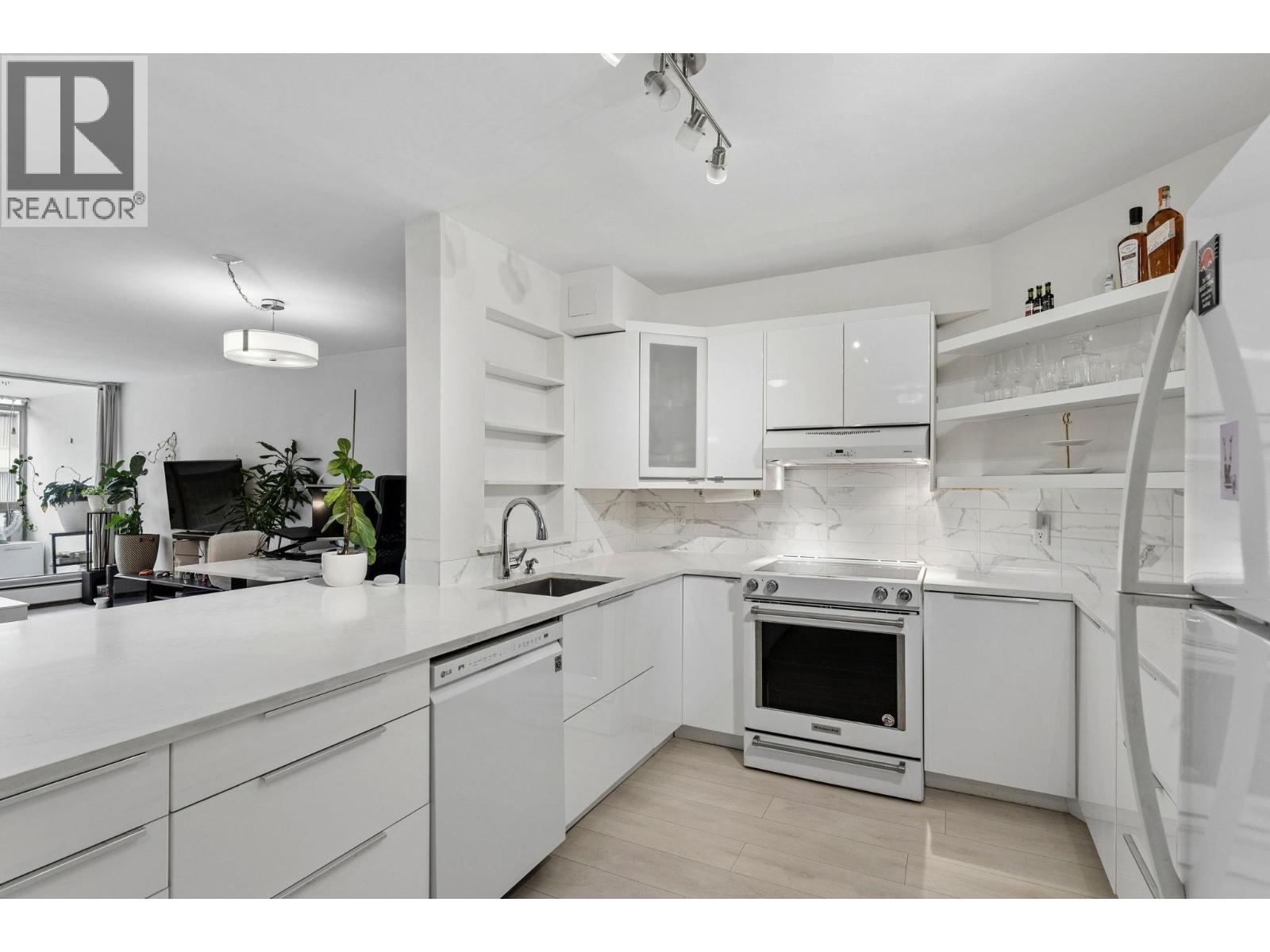 905 2024 Fullerton Avenue, North Vancouver, British Columbia  V7P 3G4 - Photo 2 - R3116095