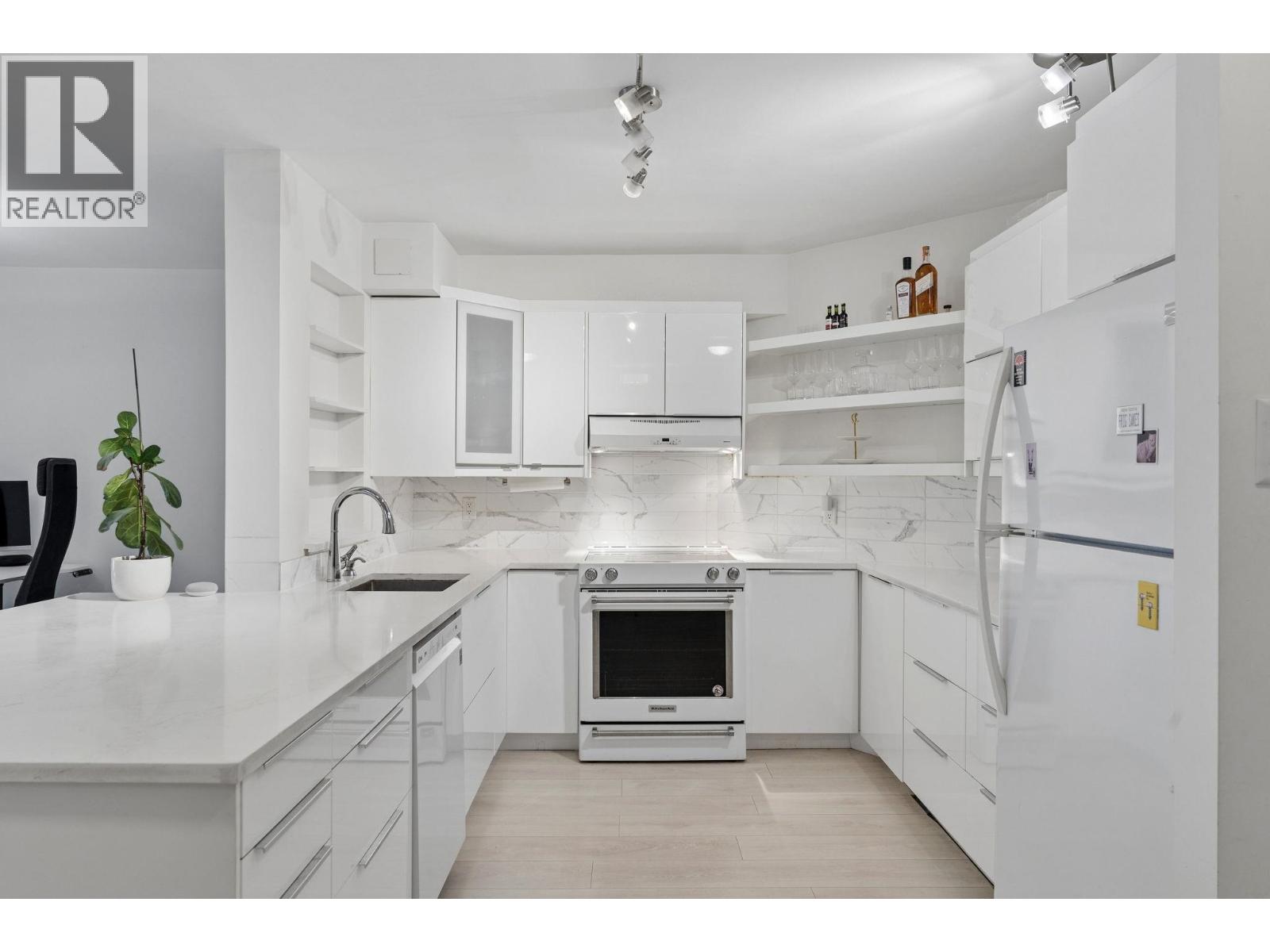 905 2024 Fullerton Avenue, North Vancouver, British Columbia  V7P 3G4 - Photo 3 - R3116095