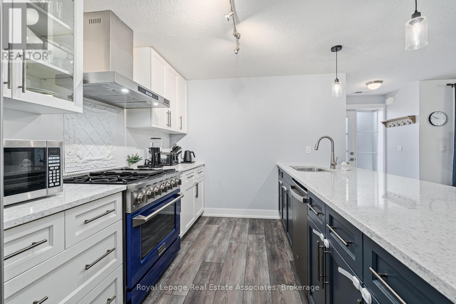 102 - 17 Centre Street, Orangeville, Ontario  L9W 7S6 - Photo 9 - W12699928