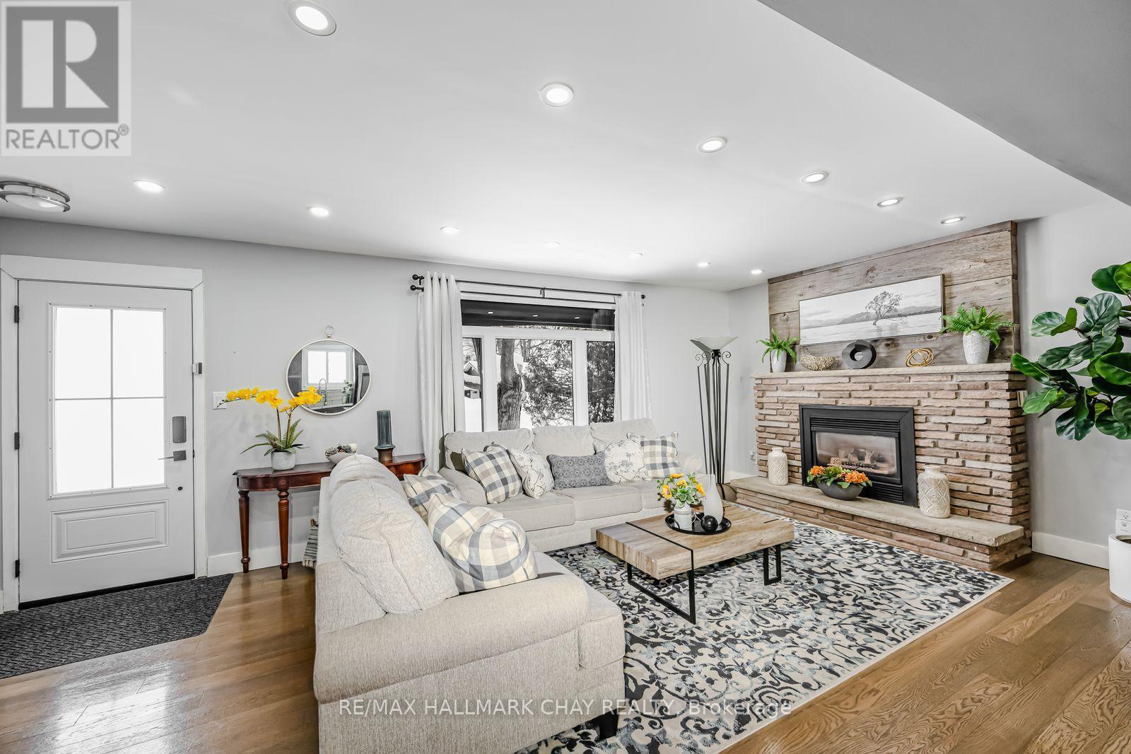 17 Walker Avenue, Orillia, Ontario  L3V 6G8 - Photo 2 - S12840246