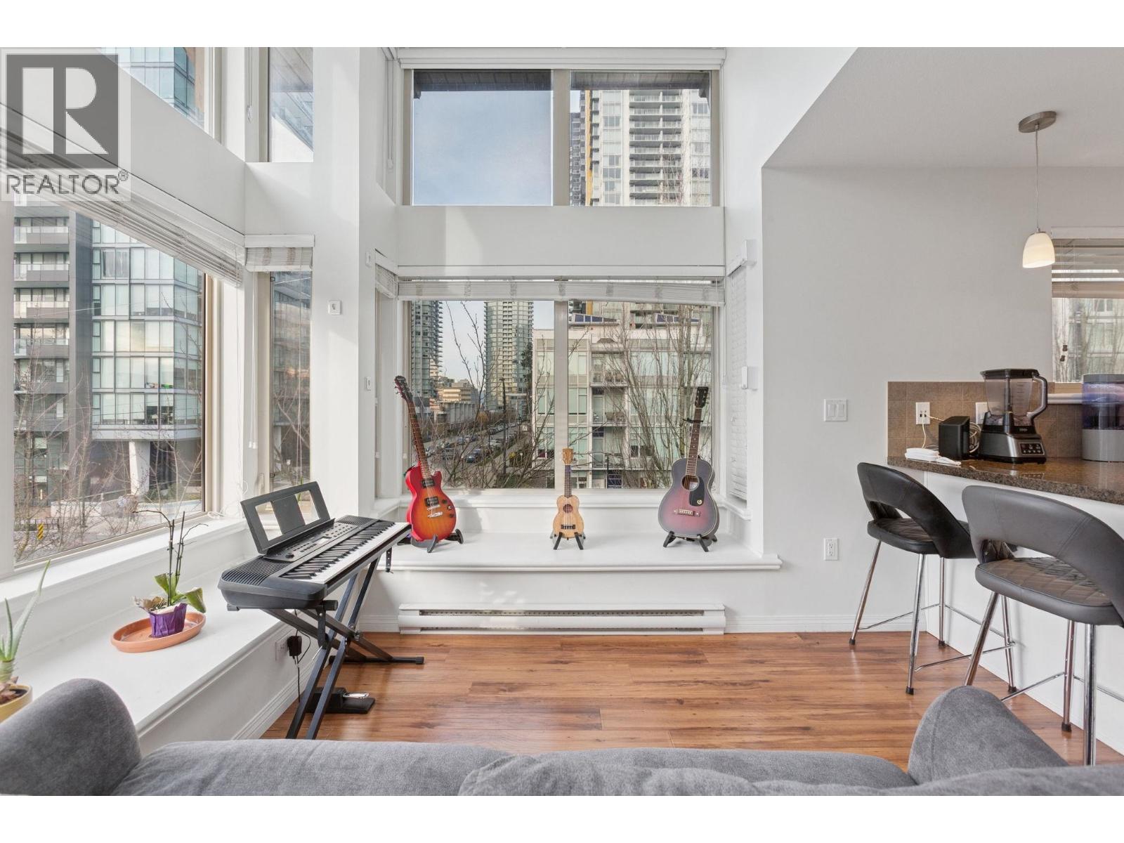 Listing Picture 2 of 25 : 301 5000 IMPERIAL STREET, Burnaby / 本拿比 - 魯藝地產 Yvonne Lu Group - MLS Medallion Club Member