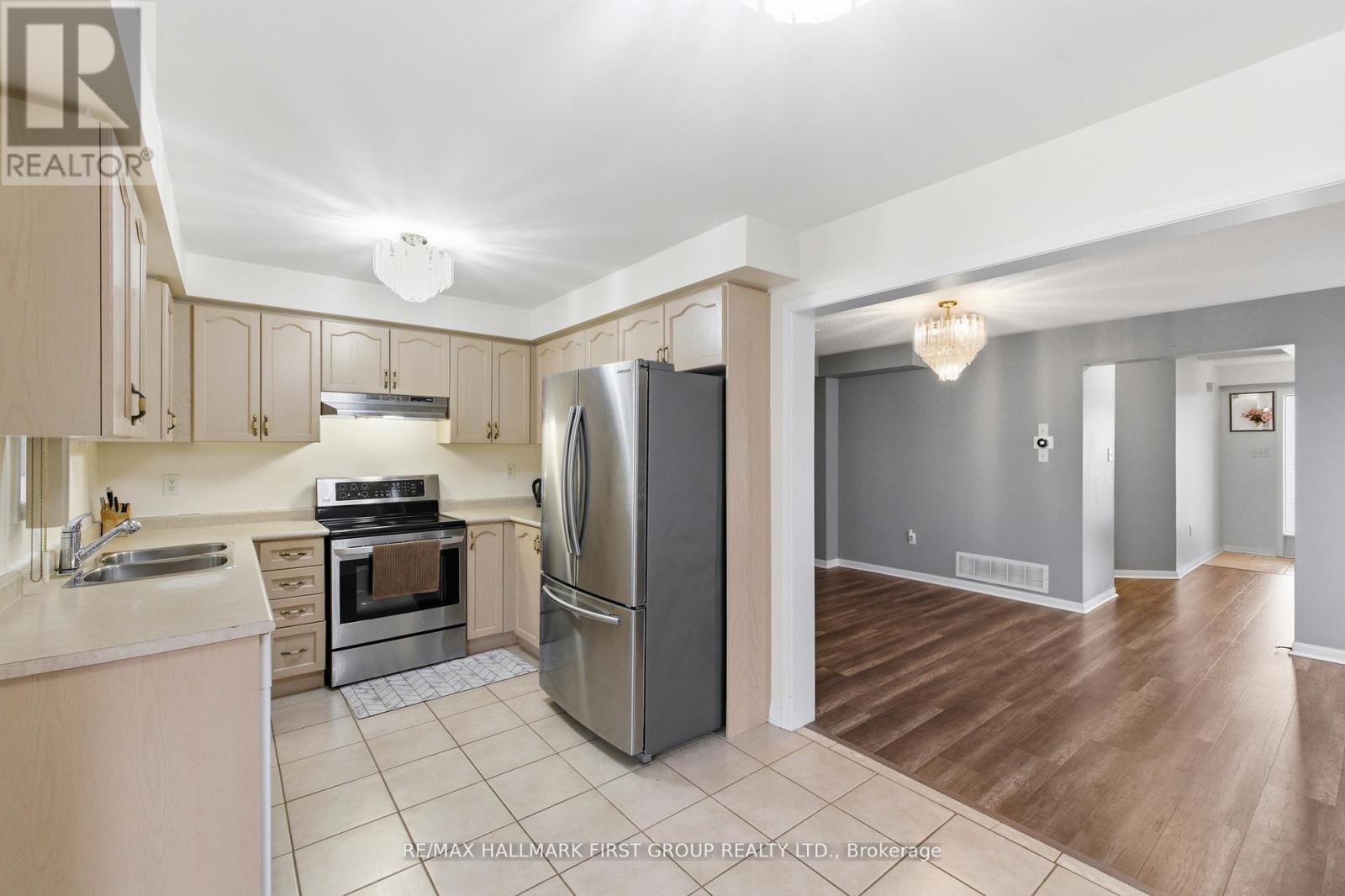 32 Samandria Avenue, Whitby, Ontario  L1R 2Z7 - Photo 8 - E13049484