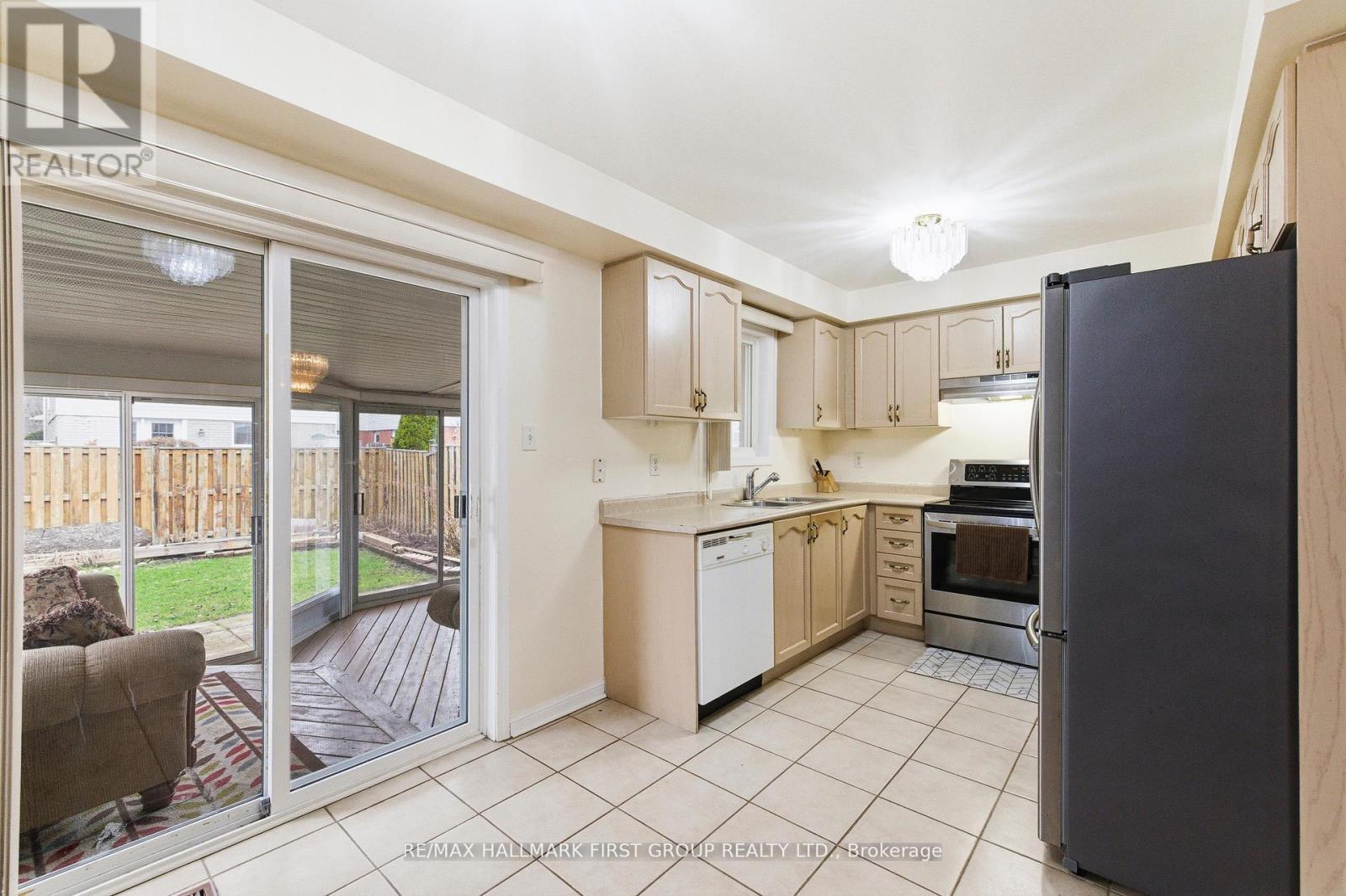 32 Samandria Avenue, Whitby, Ontario  L1R 2Z7 - Photo 9 - E13049484