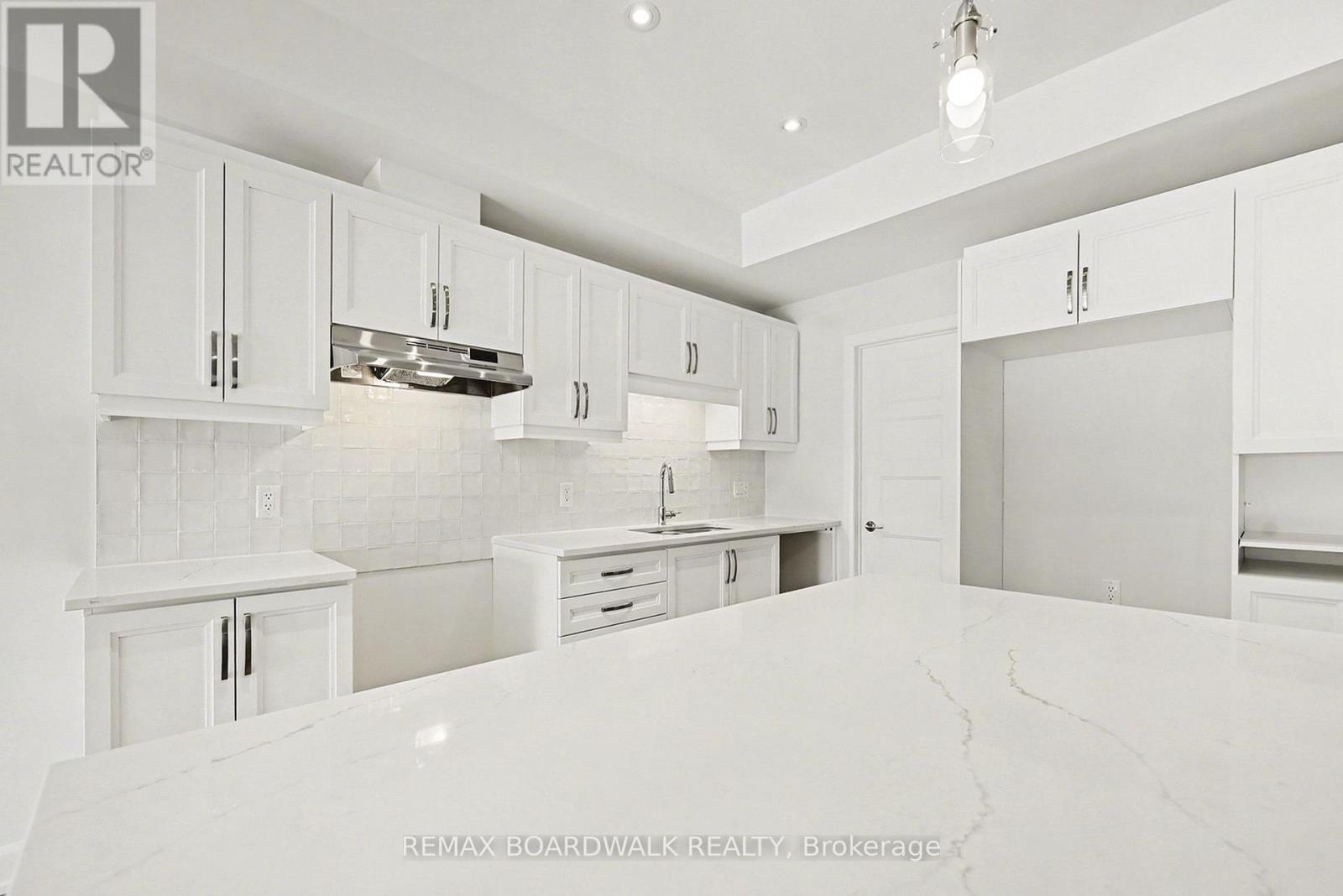 108 Dove House Gardens, Russell, Ontario  K4R 1E5 - Photo 11 - X12923898