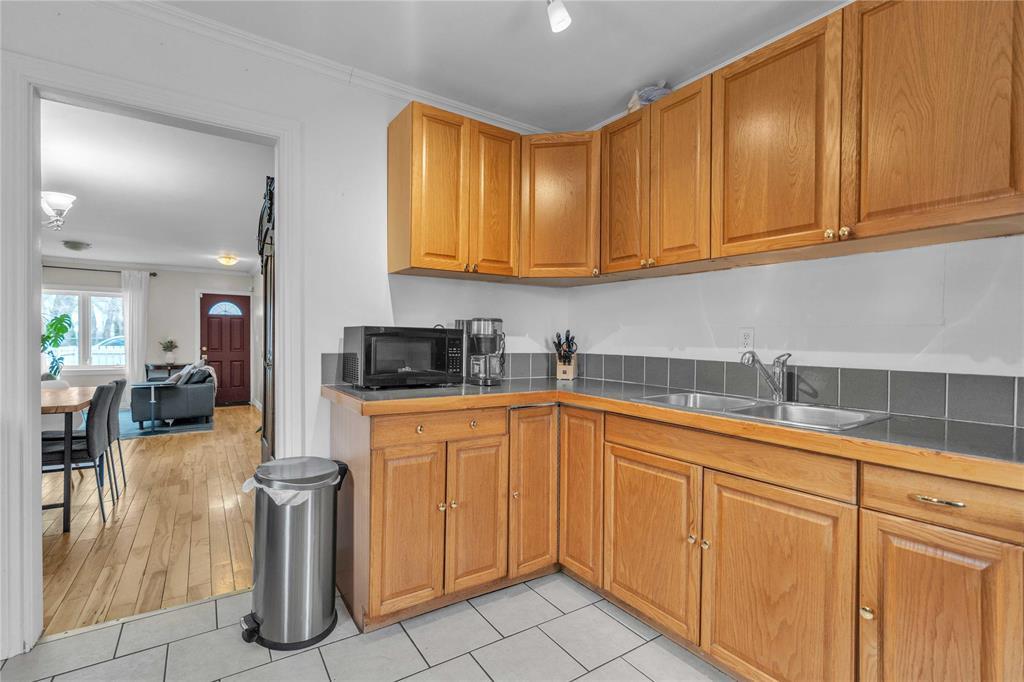 182 Johnson Avenue W, Winnipeg, Manitoba  R2L 0H6 - Photo 7 - 202608389