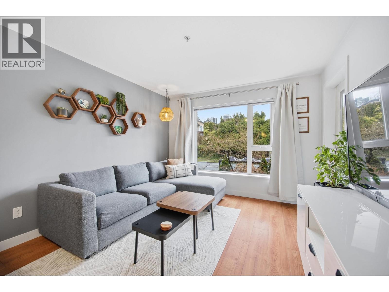 209 221 E 3RD STREET, north vancouver, British Columbia