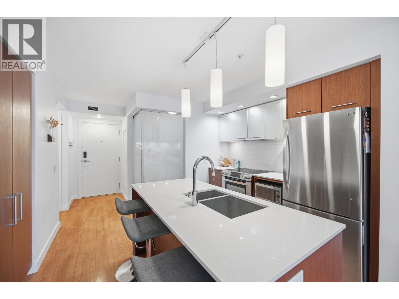209 221 E 3rd Street, North Vancouver, British Columbia  V7L 0C1 - Photo 3 - R3111050