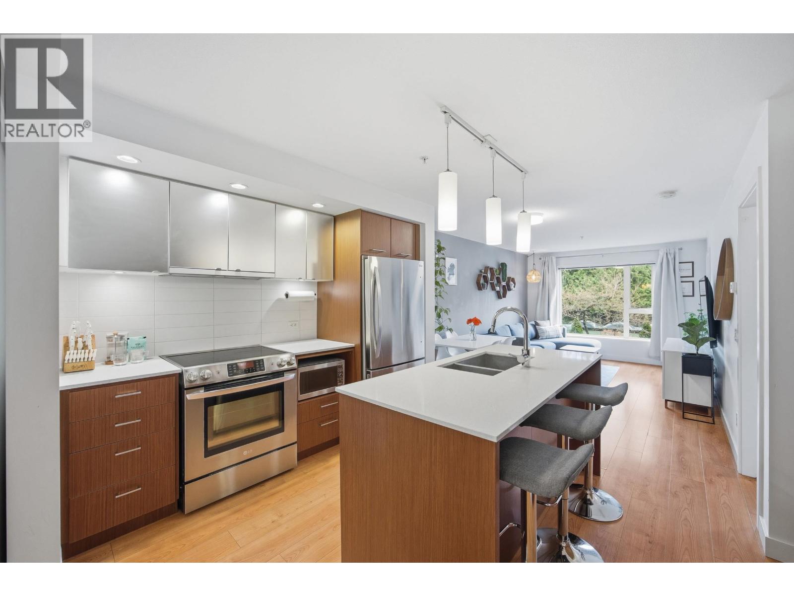 209 221 E 3rd Street, North Vancouver, British Columbia  V7L 0C1 - Photo 2 - R3111050