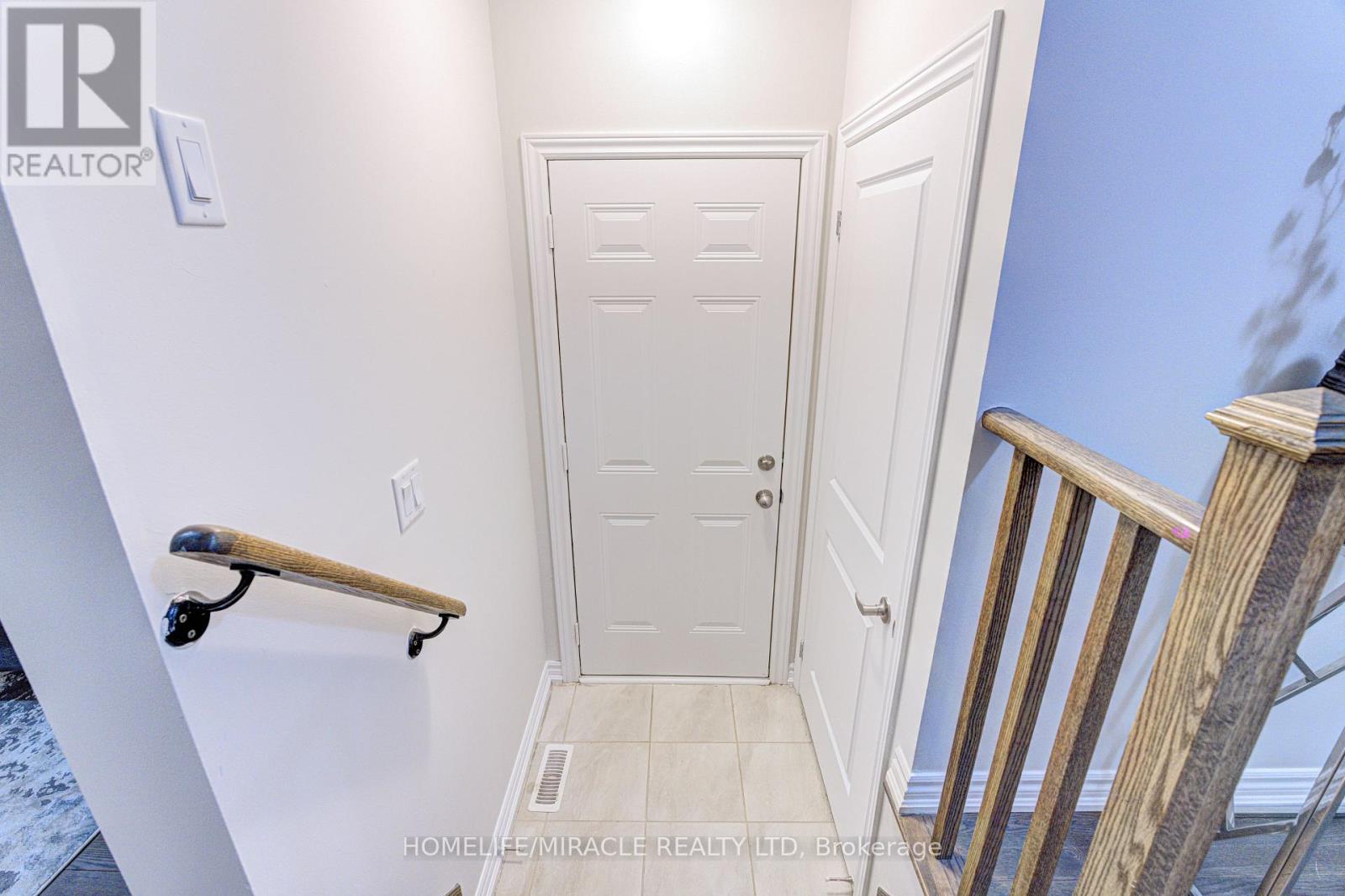 13 Truffle Court, Brampton, Ontario  L7A 5A6 - Photo 5 - W13049498