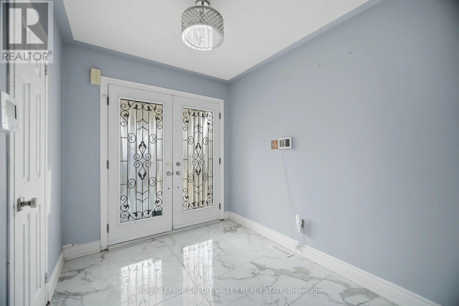 23 Capistro Street, Brampton, Ontario  L7A 3J2 - Photo 5 - W13049506