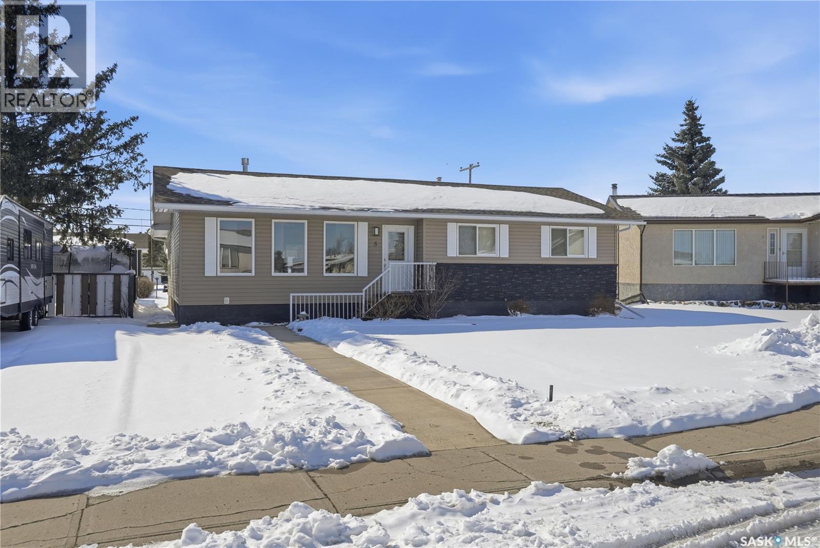 5 Morin Crescent, Gravelbourg, Saskatchewan  S0H 1X0 - Photo 2 - SK033906