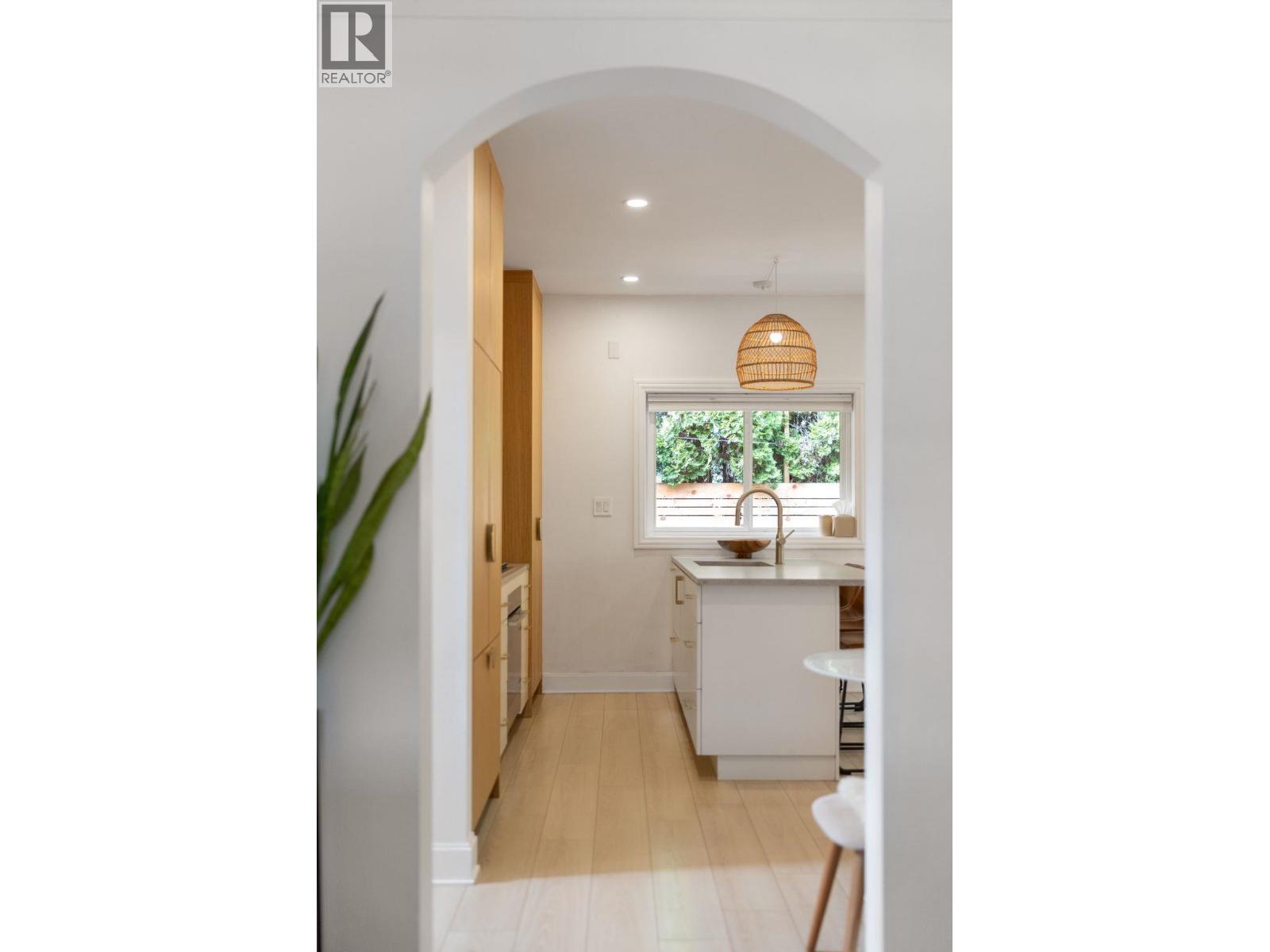 737-745 St. Andrews Avenue, North Vancouver, British Columbia  V7L 3L1 - Photo 2 - R3113769