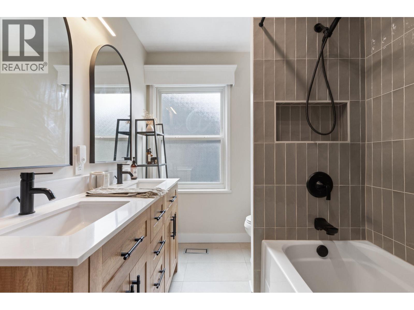 737-745 St. Andrews Avenue, North Vancouver, British Columbia  V7L 3L1 - Photo 13 - R3113769