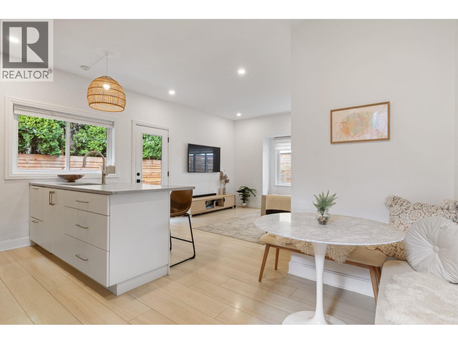 737-745 St. Andrews Avenue, North Vancouver, British Columbia  V7L 3L1 - Photo 5 - R3113769