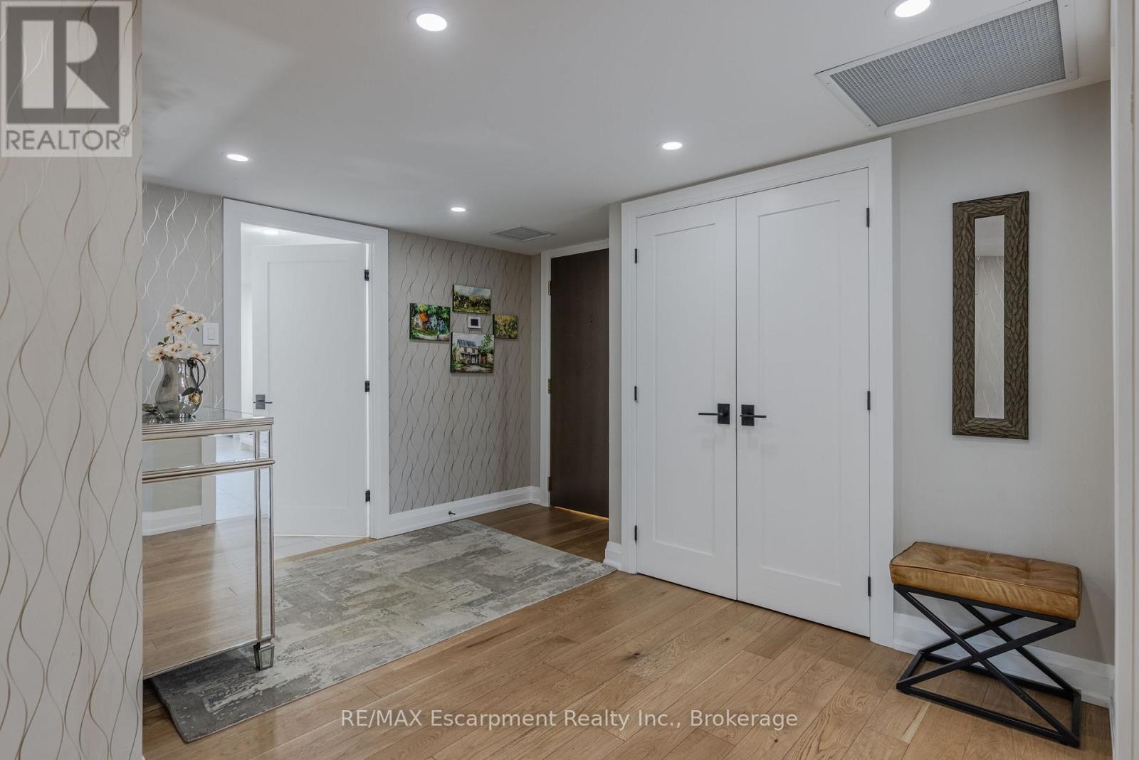 303 - 100 Lakeshore Road E, Oakville, Ontario  L6J 6M9 - Photo 3 - W13049720