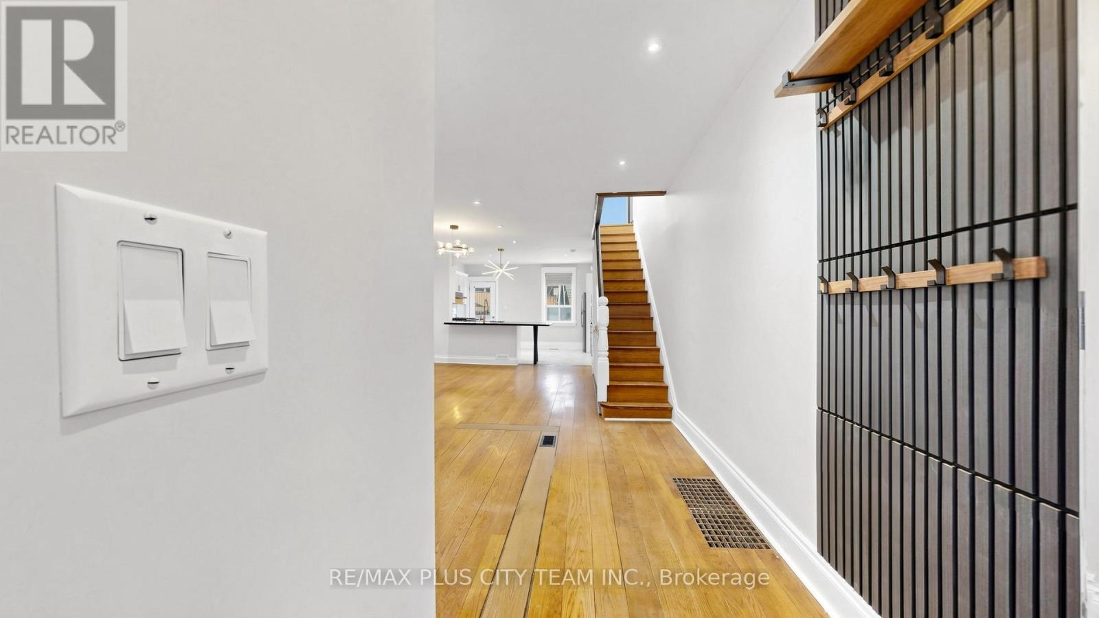 402 Woodbine Avenue, Toronto, Ontario  M4L 3P6 - Photo 11 - E13049100