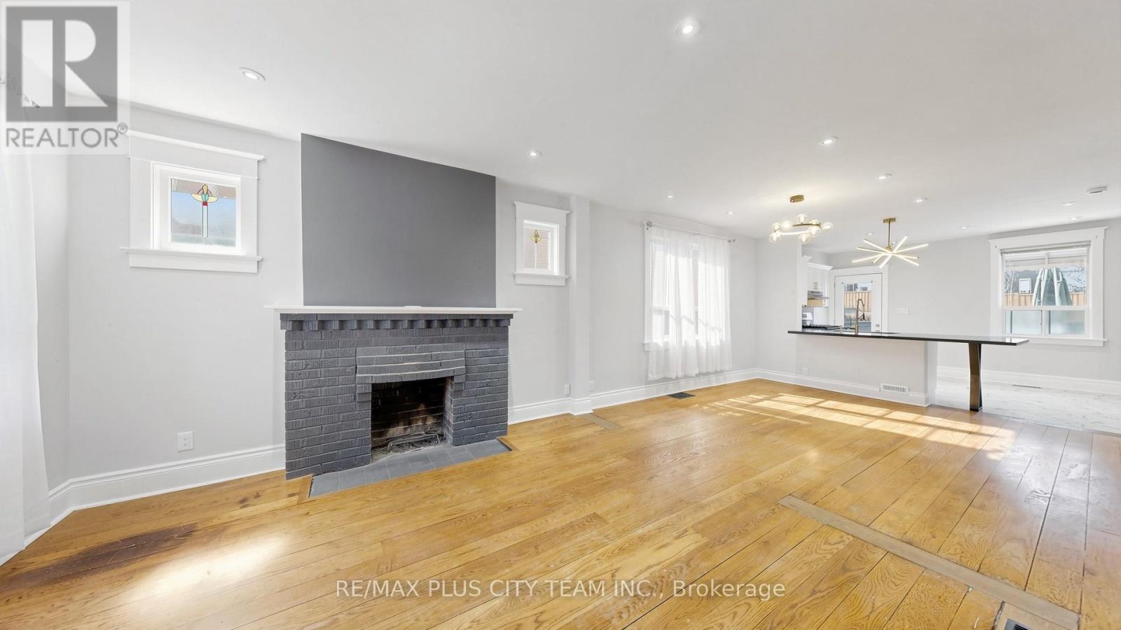 402 Woodbine Avenue, Toronto, Ontario  M4L 3P6 - Photo 4 - E13049100