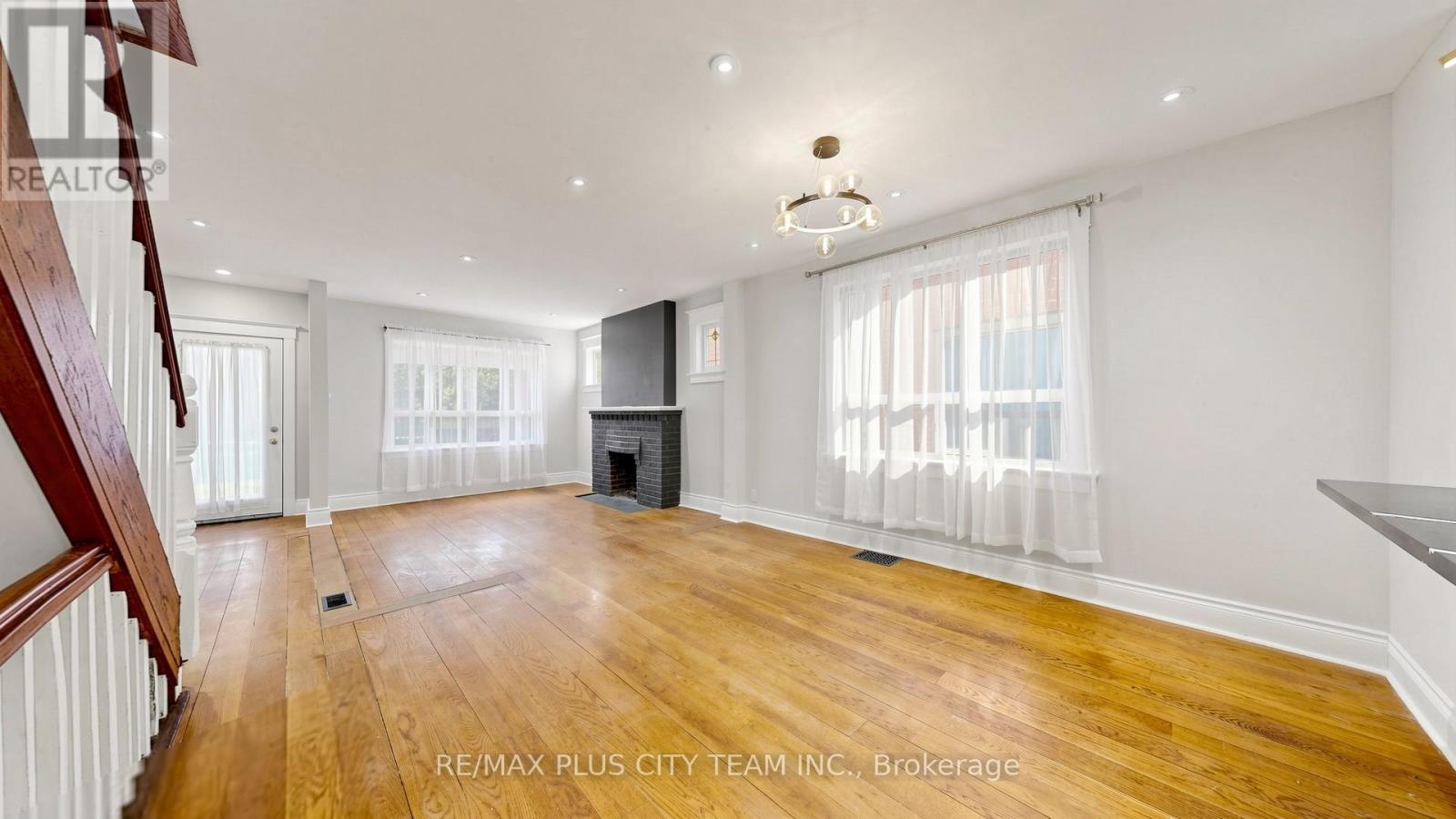 402 Woodbine Avenue, Toronto, Ontario  M4L 3P6 - Photo 6 - E13049100