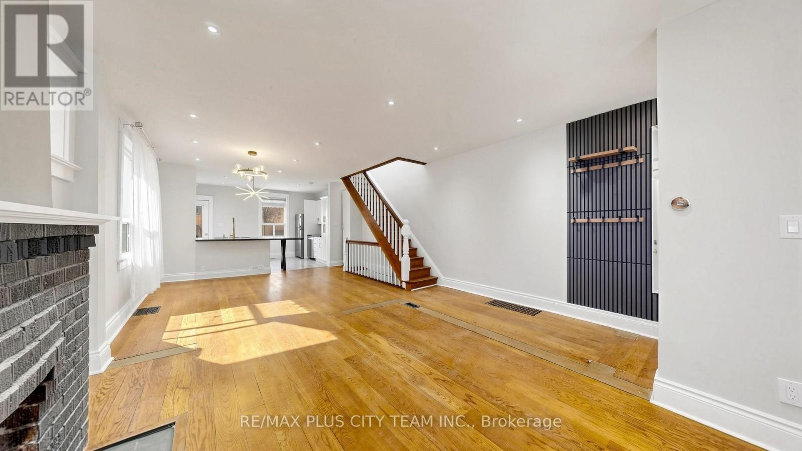 402 Woodbine Avenue, Toronto, Ontario  M4L 3P6 - Photo 5 - E13049100