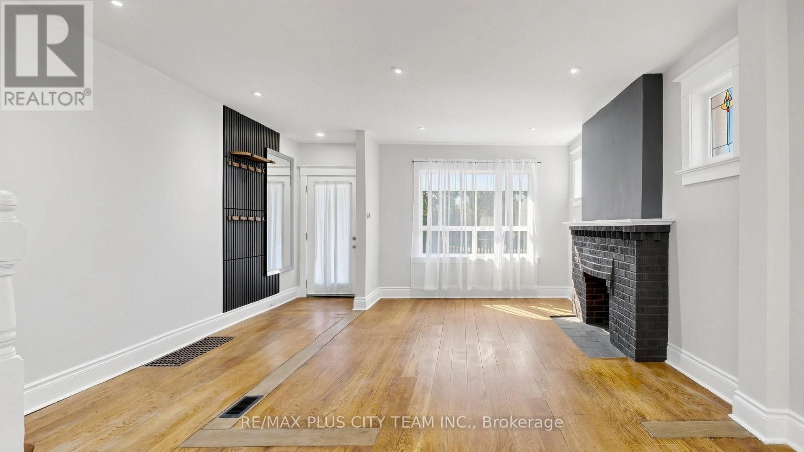 402 Woodbine Avenue, Toronto, Ontario  M4L 3P6 - Photo 2 - E13049100