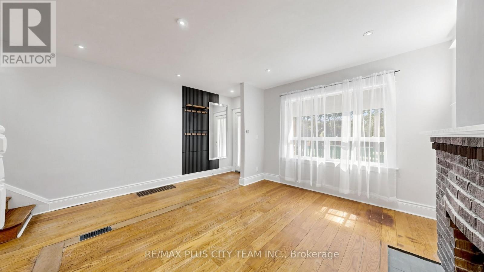 402 Woodbine Avenue, Toronto, Ontario  M4L 3P6 - Photo 3 - E13049100