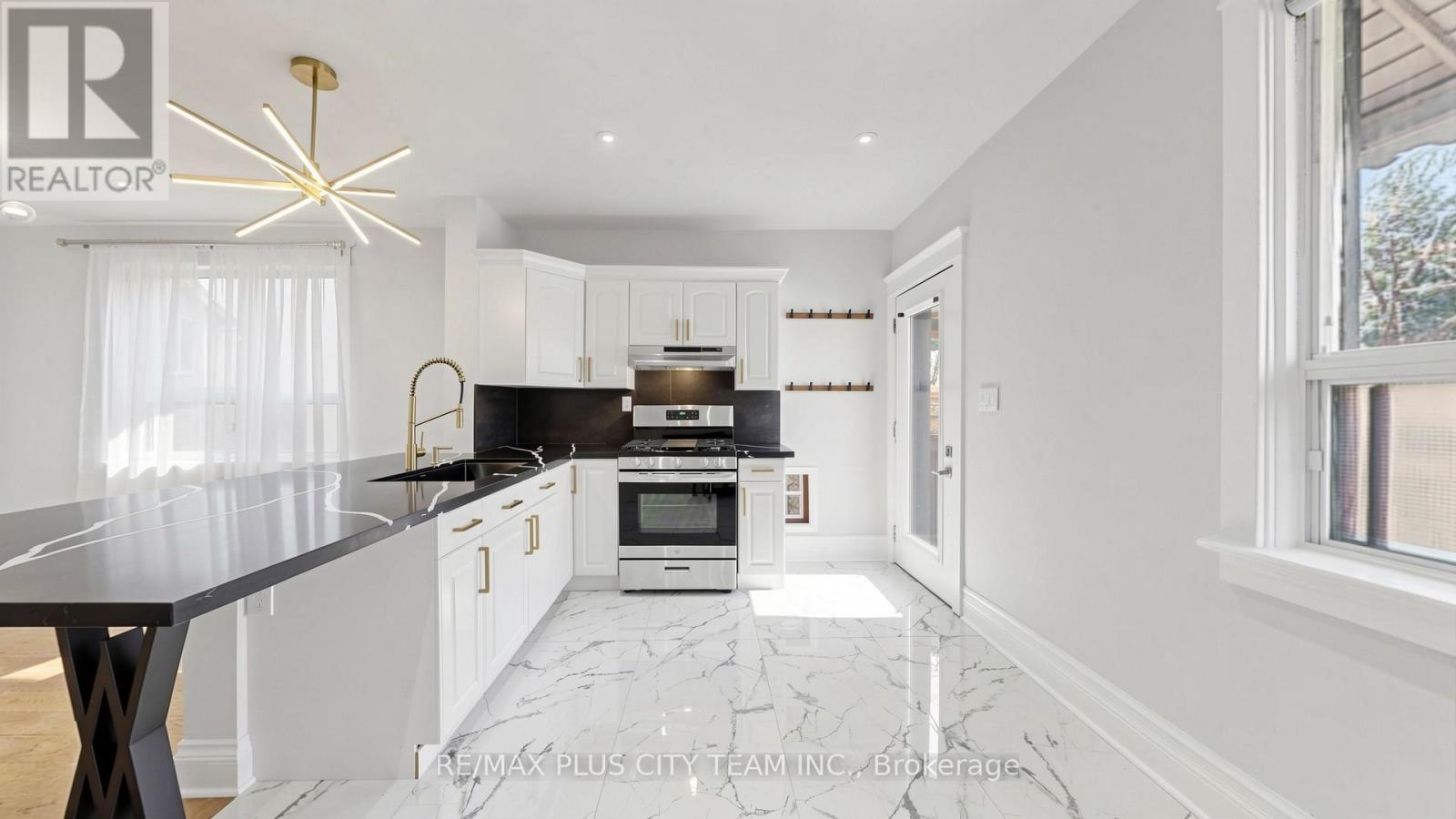 402 Woodbine Avenue, Toronto, Ontario  M4L 3P6 - Photo 9 - E13049100