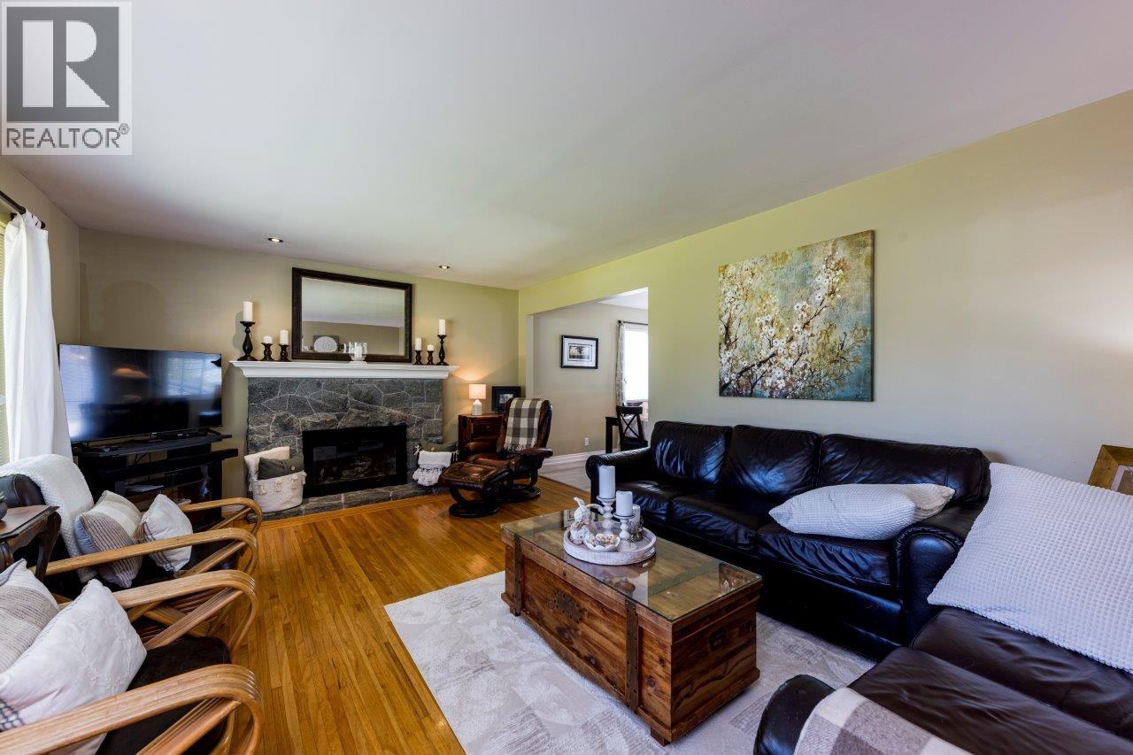 895 E 12th Street, North Vancouver, British Columbia  V7L 2L2 - Photo 2 - R3116069